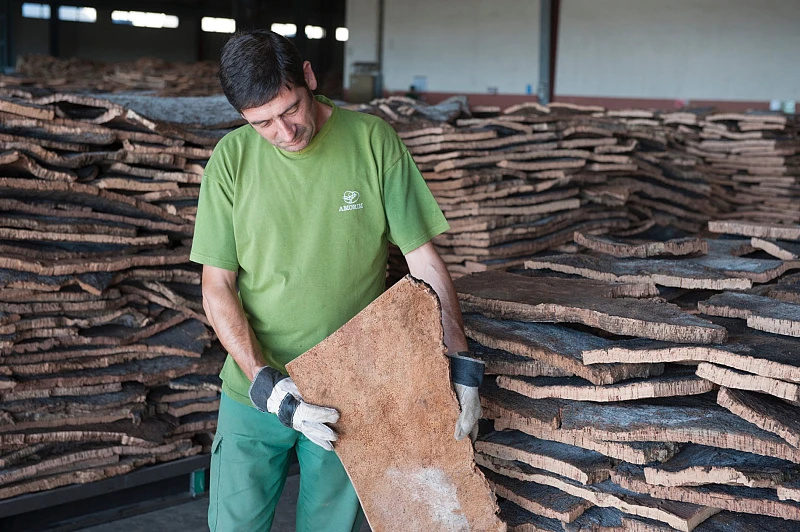 Following the resting period, planks are sorted by skilled hands who select the thicker planks - high-quality cork - to be transformed into natural cork stoppers, made of a single piece of cork. The thinner planks will be used to make disks for technical stoppers.