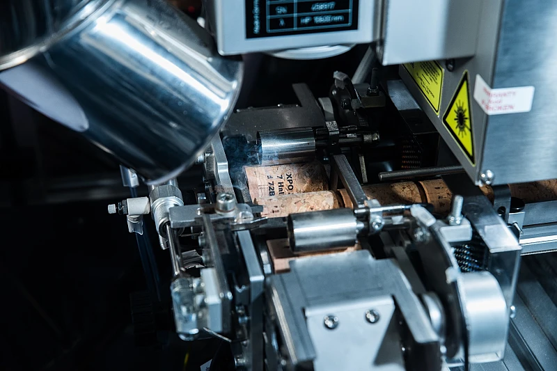 The cork stoppers are ready for the finishing touches. After confirming that they meet the client’s specifications, natural stoppers are branded, with heat, ink or laser, all approved by the Food and Drug Administration, and covered with paraffin or silicone to facilitate their insertion into and extraction from the bottle.