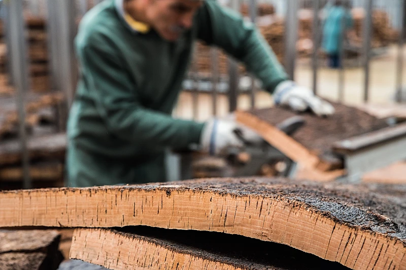 As extremidades das pranchas são preparadas e os cantos aparados. Com base em características-chave, como a aparência, a espessura e a porosidade, as pranchas são separadas por categorias. Apenas as pranchas de boa qualidade serão destinadas à produção de rolhas. As pranchas com defeitos são trituradas para serem transformadas em outros produtos de cortiça.