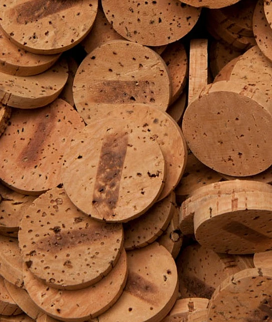 If cork stoppers are good by nature, the possibility of extending their lifecycle, by recycling and reusing them in new products, further expands their ecological flair.